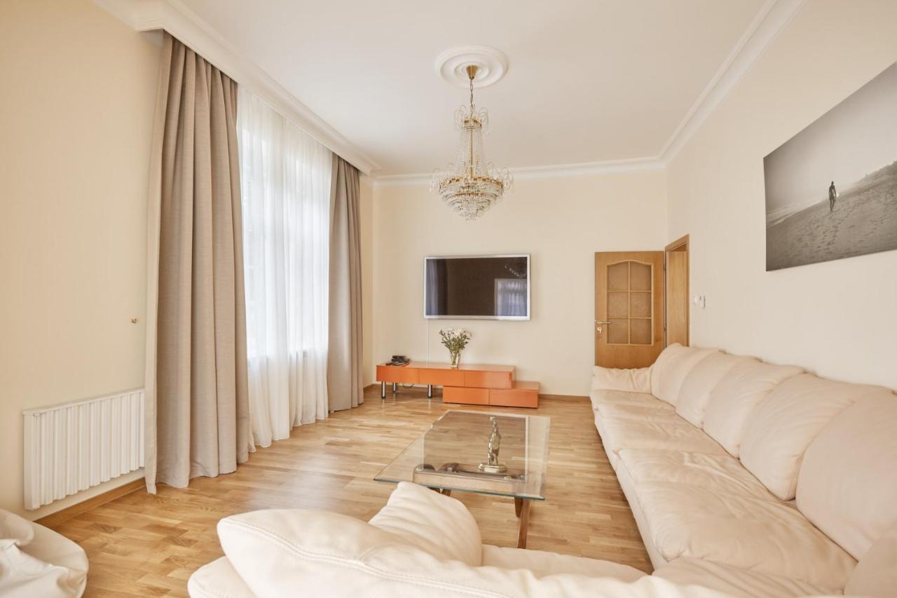 Villa Deluxe Apartments 卡罗维发利 外观 照片