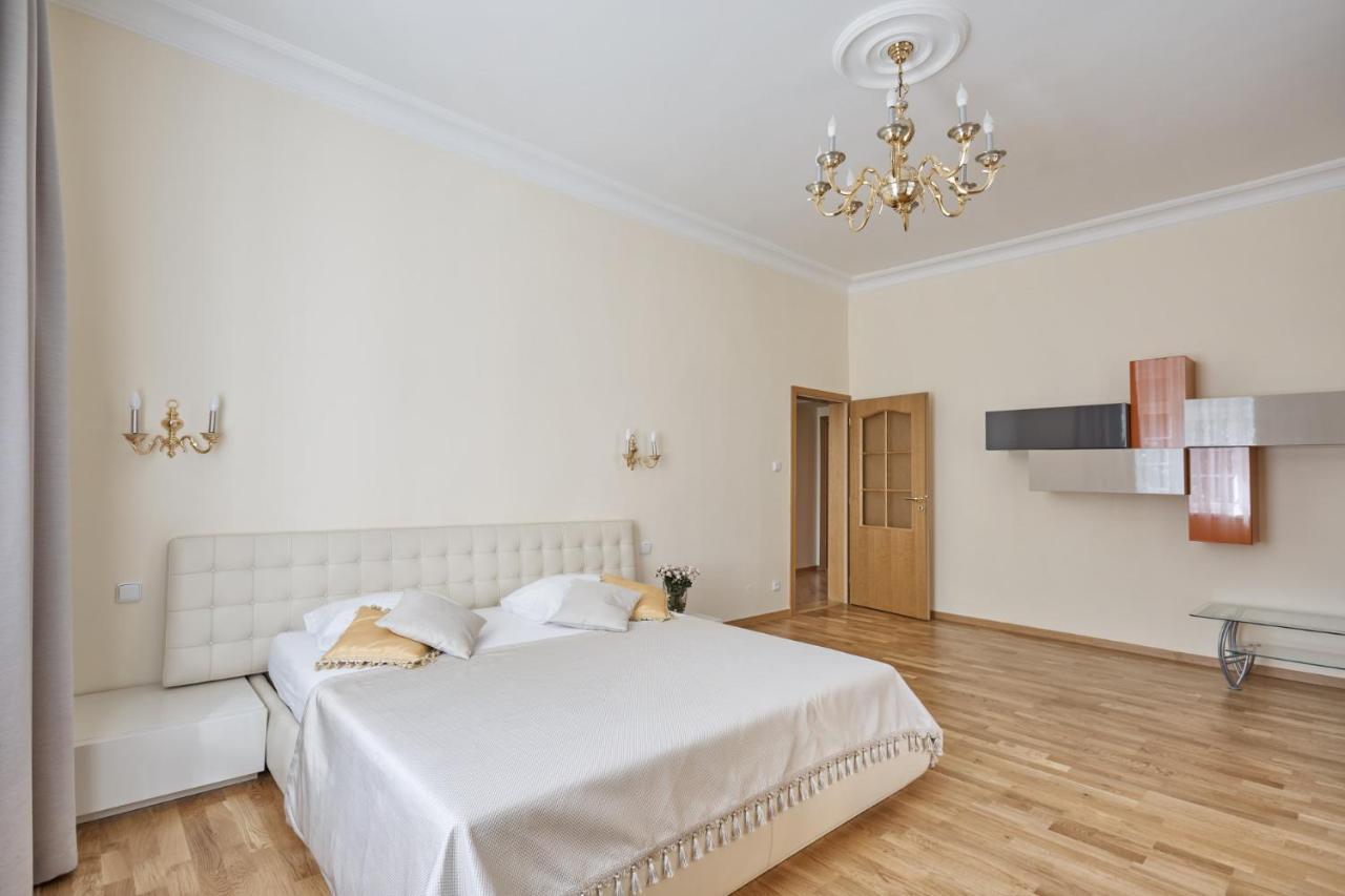 Villa Deluxe Apartments 卡罗维发利 外观 照片