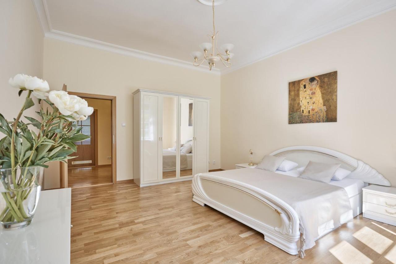 Villa Deluxe Apartments 卡罗维发利 外观 照片